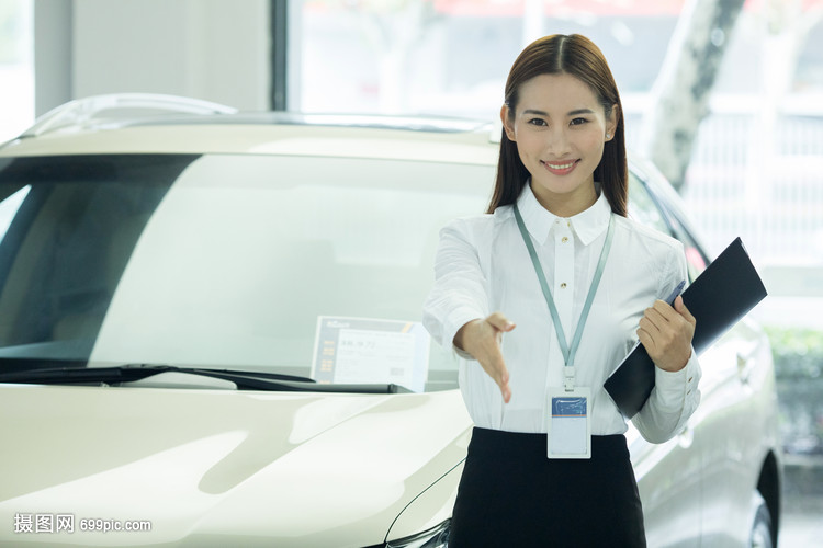 女性汽車(chē)銷(xiāo)售介紹汽車(chē)